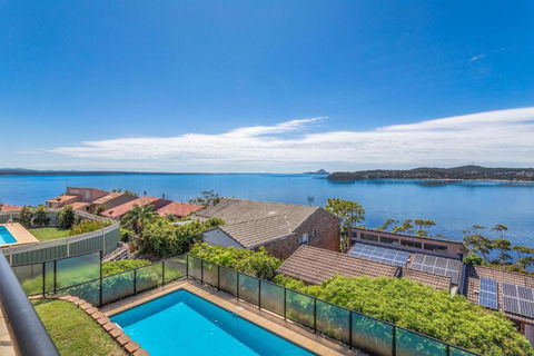 Above And Beyond - Beautiful Home With Heated Pool And Views - Accommodation Perth 3
