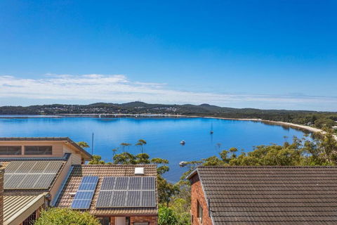 Above And Beyond - Beautiful Home With Heated Pool And Views - Accommodation Perth 4