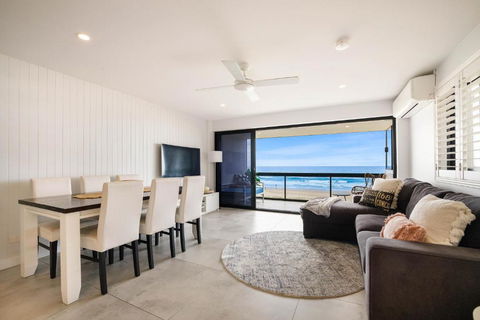 Absolute Beach Front Renovated 3 Bdrm 2 Bath App - Accommodation Perth 4