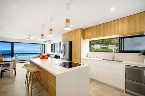 Absolute Beach Front Renovated 3 Bdrm 2 Bath App - Accommodation Perth 2