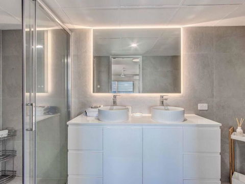 Absolute Beachfront Apartment In Paradise - Accommodation Perth 2