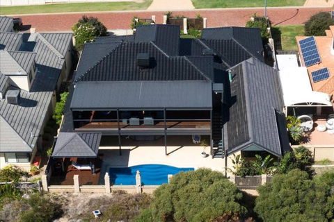 Absolute Oceanfront Retreat - Accommodation Perth 2