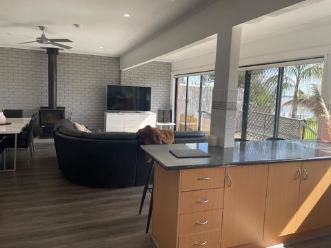 Absolute Waterfront At Woodlands - Accommodation Perth 4