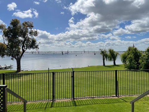 Absolute Waterfront At Woodlands - Accommodation Perth 1