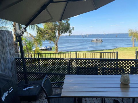 Absolute Waterfront At Woodlands - Accommodation Perth 0