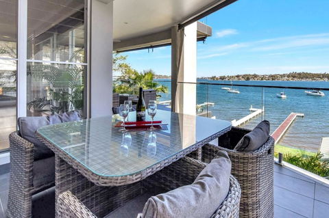 Absolute Waterfront Lakehouse Fishing Point Waterfront Pool Jetty - Perth Resorts 3
