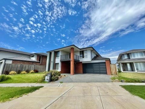 Absolutely Stunning - Bayside Point Cook 5BR Home - Perth Resorts 0