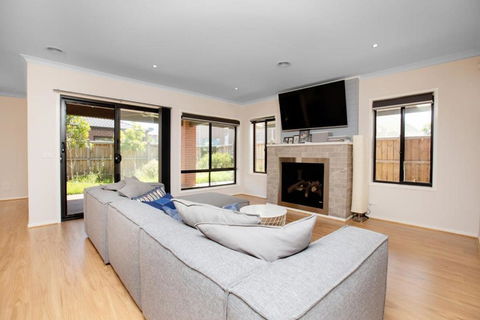 Absolutely Stunning - Bayside Point Cook 5BR Home - Perth Resorts 1