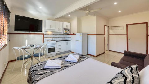 Across Country Motor Inn & Cottages - Accommodation Perth 2