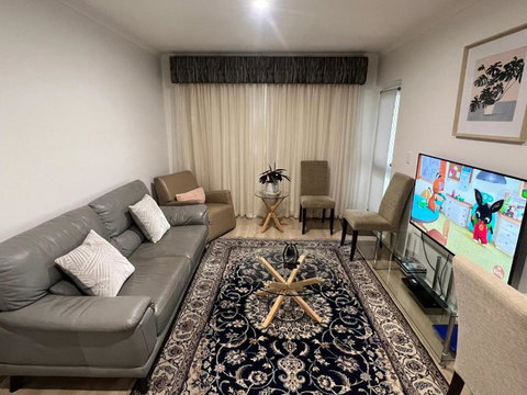 ADELAIDE CBD APARTMENT - 3BR, 2BATH & CARPARK - Accommodation Perth 1