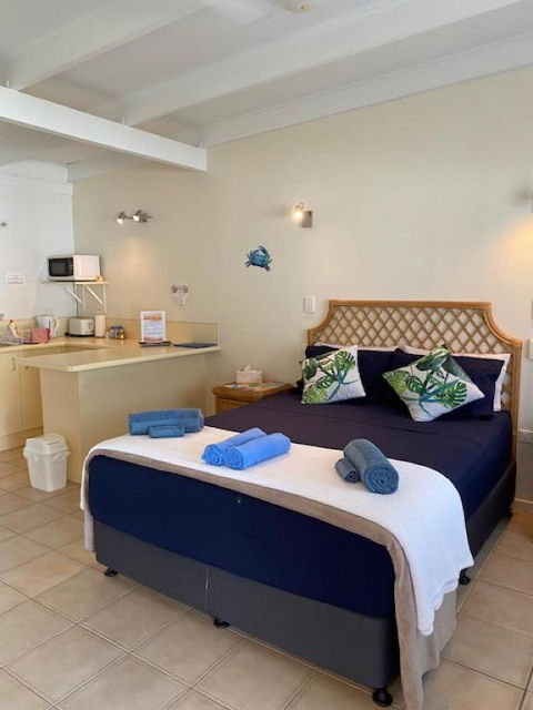 AFFORDABLE ISLAND ESCAPE! Queen Studio, Nelly Bay - Perth Resorts 1