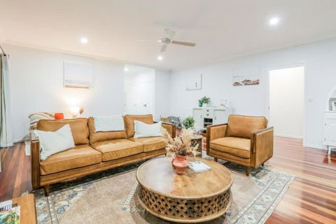 Agnes Bliss - Stunning, Centrally Located Four-Bedroom Beach House - Accommodation Perth 2
