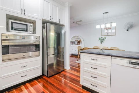 Agnes Bliss - Stunning, Centrally Located Four-Bedroom Beach House - Accommodation Perth 4