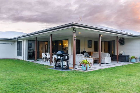 Agnes Retreat - 4 BR - 2 Min Walk To Beach - Accommodation Perth 1