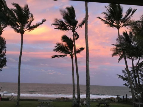 ABSOLUTE BEACH FRONT MACKAY - Blue Pacific - Accommodation Perth 4