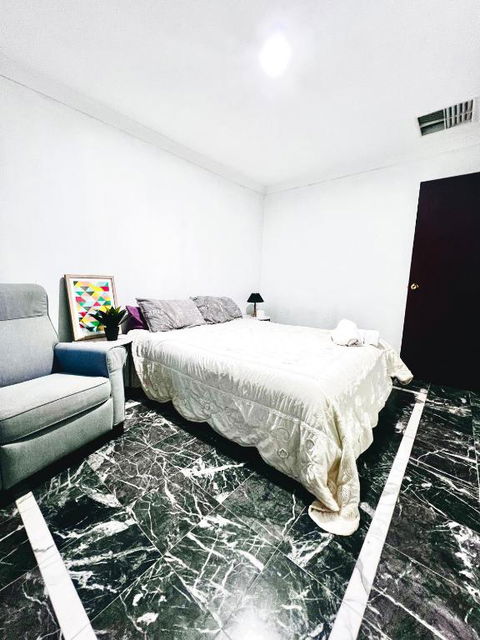 Affordable Beautiful Queen Bedroom Near City Swan River Fremantle University - Accommodation Perth 1