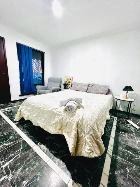 Affordable Beautiful Queen Bedroom Near City Swan River Fremantle University - Accommodation Perth 0