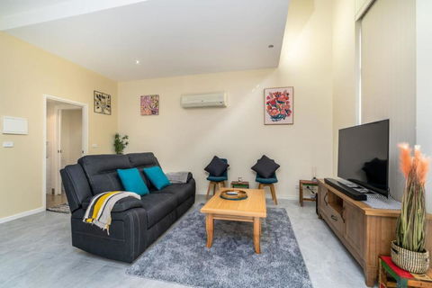Absolutely Spacious APT Unit Between ANU And City - Accommodation Perth 1