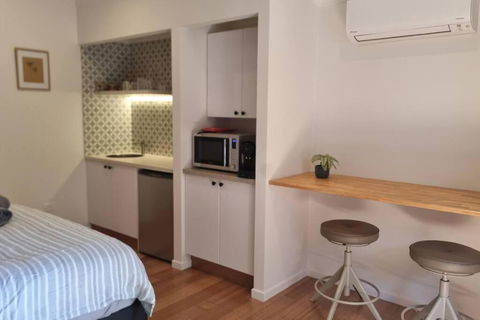 Alcorn Garden Studio Main House Attached-Dog Friendly 2 Mins Walk To Beach - Accommodation Perth 2