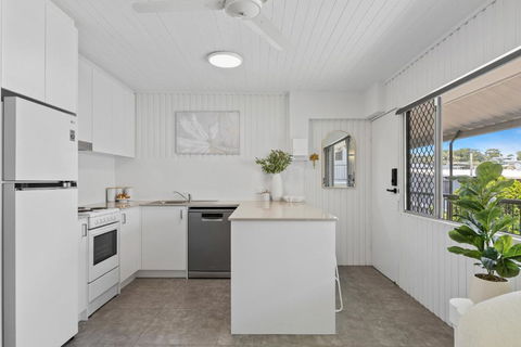 Alex Beachside Pet Friendly 2 Bed Apartment - Accommodation Perth 3