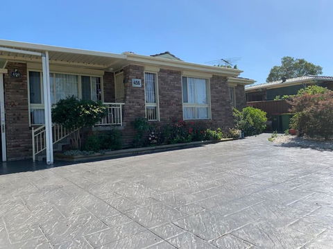 All In 3 Bedrooms,Fairfield West - Accommodation Perth 2
