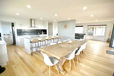 Allawah - 5 Bedroom Luxury Home With A Pool - Perth Resorts 1