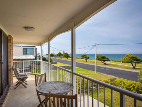 Allawah Beach House - 29 Dalmeny Drive, Kianga - Perth Resorts 2