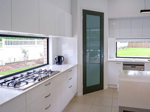 Amazing House Big Swimming Pool BBQ - Accommodation Perth 3