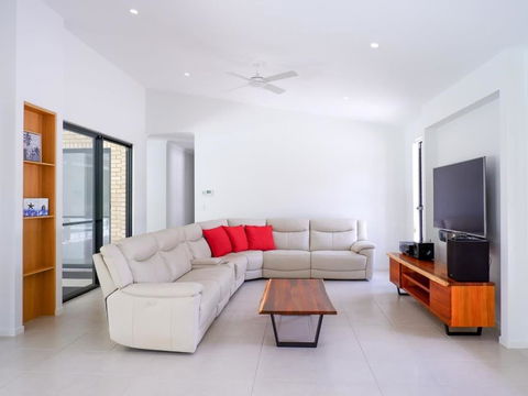 Amazing House Big Swimming Pool BBQ - Accommodation Perth 2