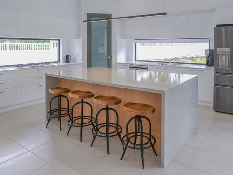 Amazing House Big Swimming Pool BBQ - Accommodation Perth 4