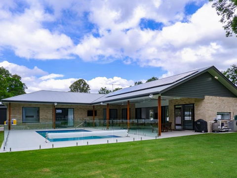 Amazing House Big Swimming Pool BBQ - Accommodation Perth 0