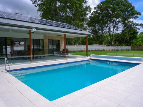 Amazing House Big Swimming Pool BBQ - Accommodation Perth 1