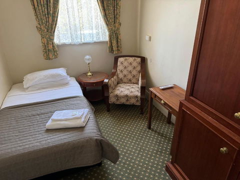 American Hotel Creswick - Accommodation Perth 3
