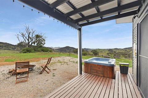 Amethyst - 1 Bed With Hot Tub - Kundalini Lodge - Accommodation Perth 2