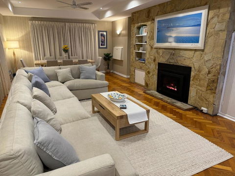 AMAZING Location! 1 Min Stroll To Beach & Sea Views! - Accommodation Perth 0