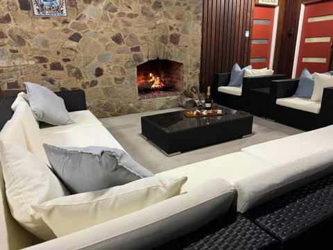 AMAZING Location! 1 Min Stroll To Beach & Sea Views! - Accommodation Perth 2