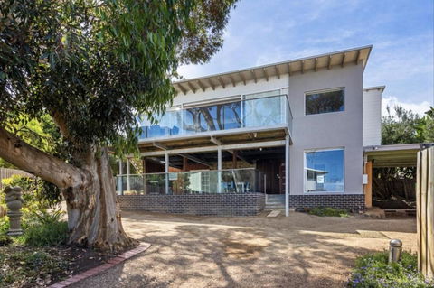 AMAZING Location! 1 Min Stroll To Beach & Sea Views! - Accommodation Perth 3