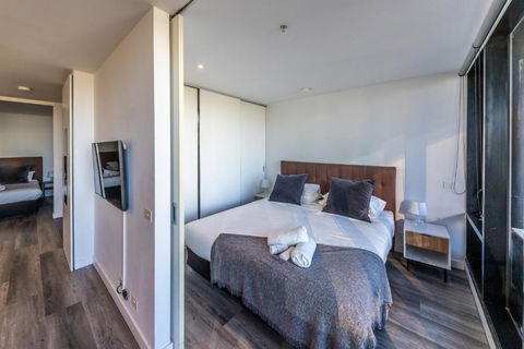 Aura2107, 2 Bedroom Apartment With Balcony, Stunning Yarra River And City Views - Accommodation Perth 4