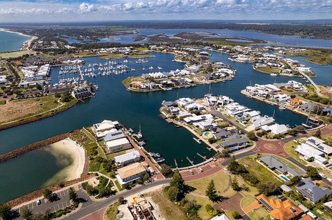 Aqua Tides- Family Home With Pool - Accommodation Perth 3