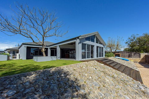 Aqua Tides- Family Home With Pool - Accommodation Perth 1