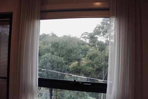 Architectural Crisp & Convenient Location - Accommodation Perth 1