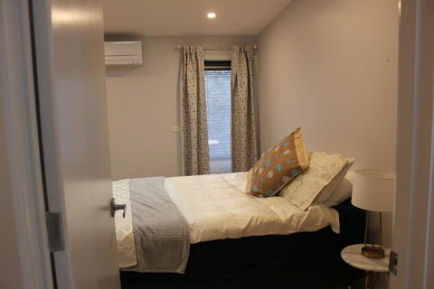Architectural Crisp & Convenient Location - Accommodation Perth 4
