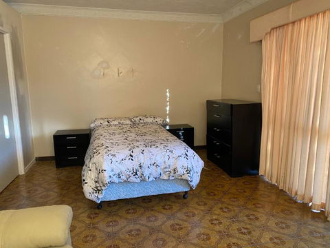 Aspley Large Room & Share Bathroom With Other Guests - Perth Resorts 1