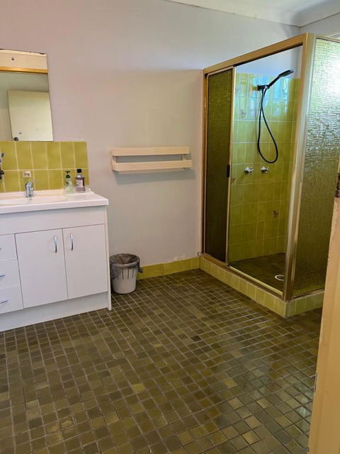 Aspley Large Room & Share Bathroom With Other Guests - Perth Resorts 3