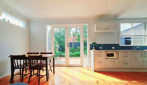 At College Avenue - Accommodation Perth 2