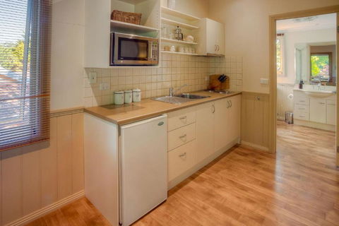 Autumn Abode Cottages - One - Accommodation Perth 2