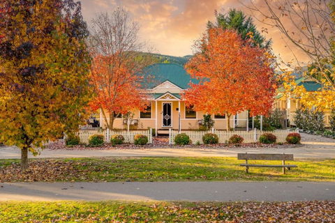 Autumn Beauty - Mountain View Cottage 3 - Accommodation Perth 0