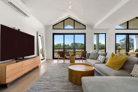 Awakening Broadbeach - Wifi, Linen - Accommodation Perth 3