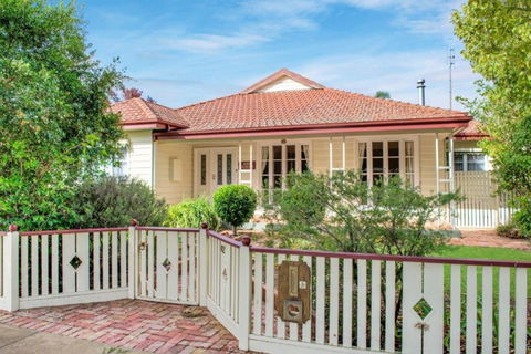 Ayr House - Echuca Holiday Homes - Accommodation Perth 0