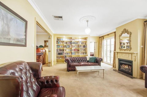 Ayr House - Echuca Holiday Homes - Accommodation Perth 2